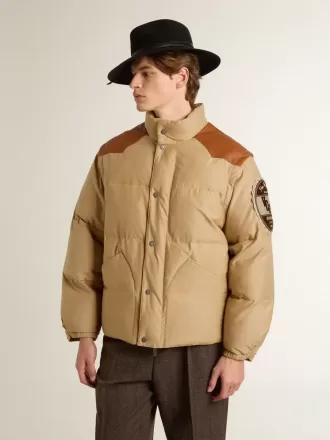 Beige bomberjakke med læder- og patchdetaljer