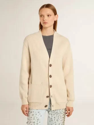 Beige cardigan til kvinder med ‘Golden’-bogstaver på ryggen