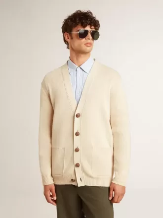 Beige cardigan til mænd med ‘Golden’-skrift på ryggen