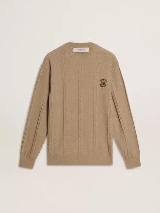Beige herrestrikkegenser med broderet logo