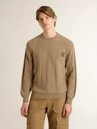 Beige herrestrikkegenser med broderet logo