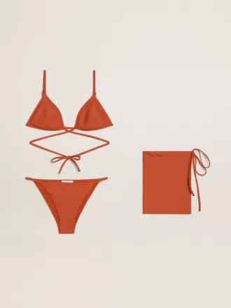 Bikini til kvinder i murstensrød ribbet jersey med snøring og gulddetaljer