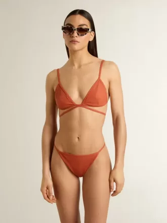 Bikini til kvinder i murstensrød ribbet jersey med snøring og gulddetaljer