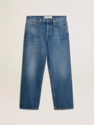 Blå jeans i medium vask med løs pasform