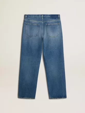 Blå jeans i medium vask med løs pasform