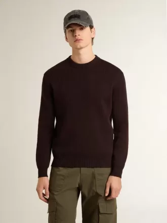 Brun herre-sweater med rund hals og ‘Golden’-skrift på ryggen