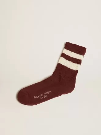 Brune sokker med distressed detaljer og slidte hvide striber