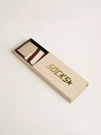 Brune sokker med distressed detaljer og slidte hvide striber