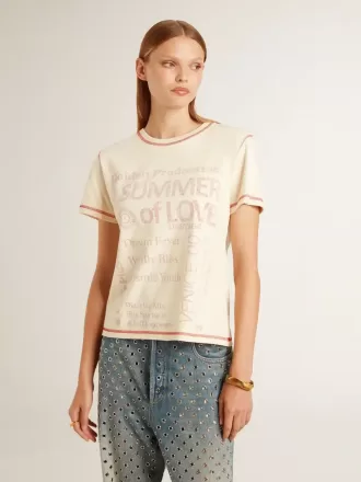 Cremefarvet T-shirt til kvinder med falmede røde detaljer
