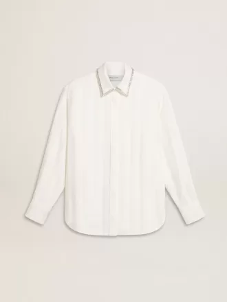 Damebluse med lodrette striber og krystalbroderi