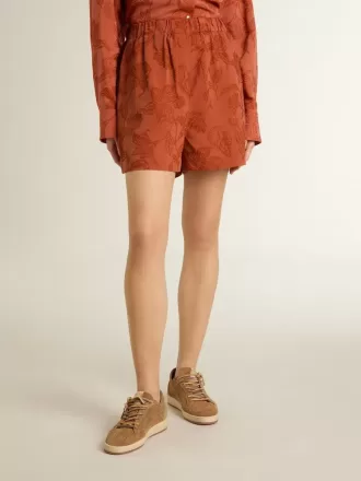 Damershorts i murstensrød jacquard med marineblåt blomstermønster
