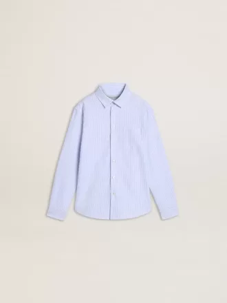 Drengeskjorte i lyseblåt og hvidt stribet bomuld med broderet logo