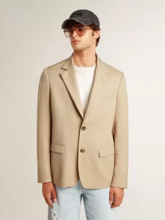 Enkeltradet blazer i sandfarve med hornknapper