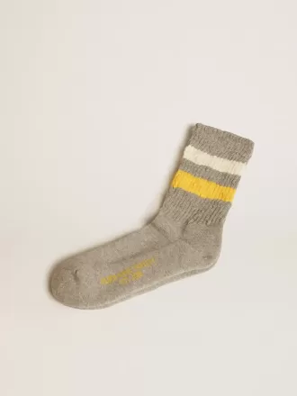 Grå sokker med distressed detaljer og gule og hvide striber
