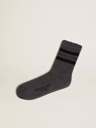 Grå sokker med distressed detaljer og sorte striber