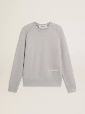 Grå sweatshirt med rund hals og kontrastsyninger til mænd