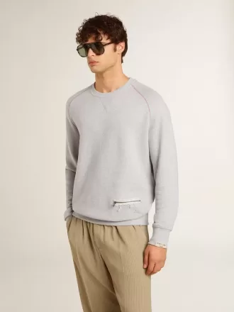 Grå sweatshirt med rund hals og kontrastsyninger til mænd