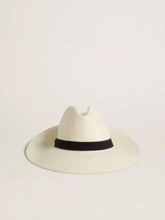 Guldfarvet fedora-hat i hvid strå med sort bånd og marineprint under skyggen