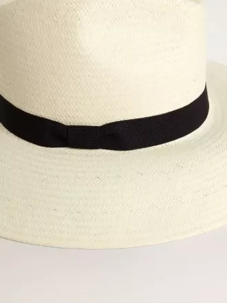 Guldfarvet fedora-hat i hvid strå med sort bånd og marineprint under skyggen