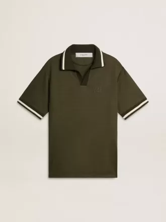 Herre-polo i militærgrøn jersey med broderi