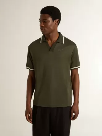 Herre-polo i militærgrøn jersey med broderi