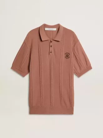 Herre-polo i murstensfarve med broderet logo.