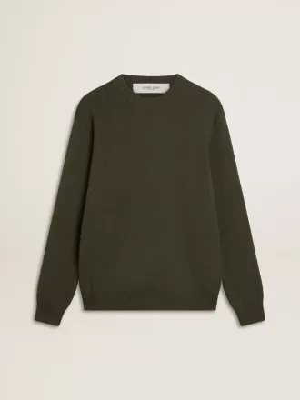 Herre-sweater i militærgrøn med rund hals og ‘Golden’-skrift på ryggen
