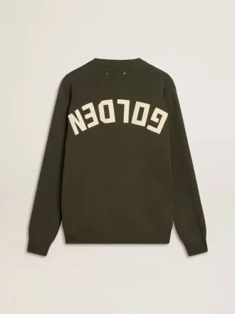 Herre-sweater i militærgrøn med rund hals og ‘Golden’-skrift på ryggen