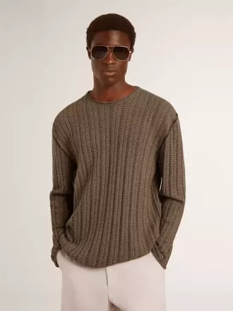 Herre-sweater i travertinfarve med ‘Golden’-bogstaver på ryggen