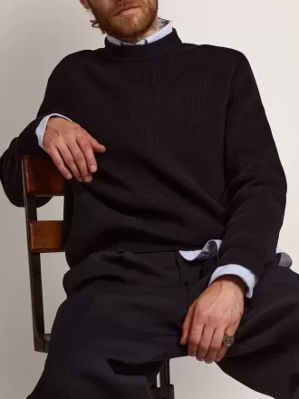 Herre-sweater med rund hals i mørkeblå bomuld med logo