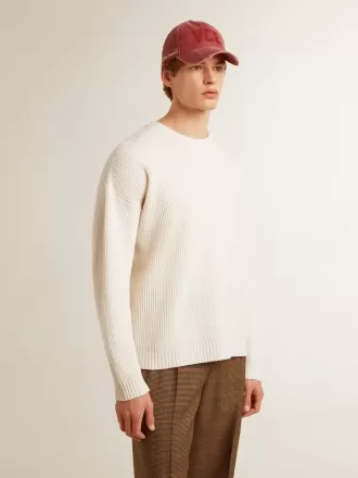 Herre-sweater med rund hals i slidt hvid ribstrikket uld