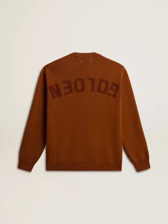 Herre-sweater med rund hals og logo på ryggen