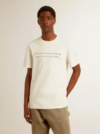 Herre-T-shirt i ældet hvid bomuld med print og broderi