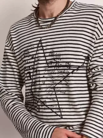 Herre-T-shirt med hvide og blå striber og broderi på fronten