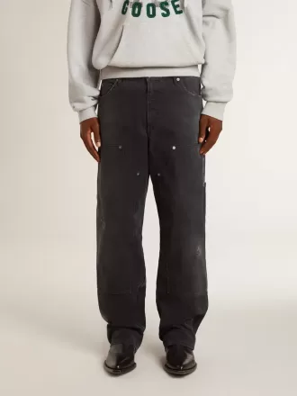 Herrejeans i slidt sort bomuld med patches foran
