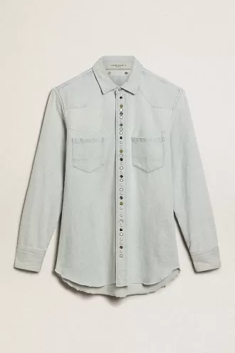 Herreskjorte i bleget denim med hamrede nitter