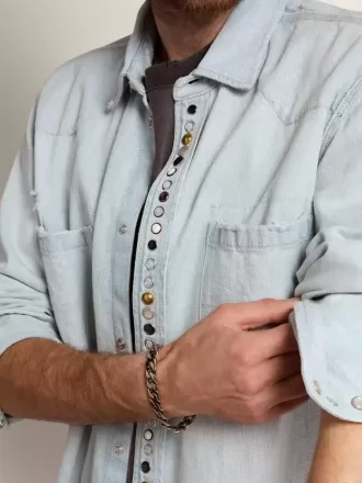 Herreskjorte i bleget denim med hamrede nitter