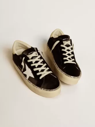 Hi Star i sort fløjl med hvid læderstjerne og ruskindshælkappe