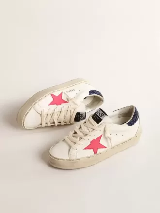 Hi Star med fuchsia læderstjerne og blå glitterhælkappe
