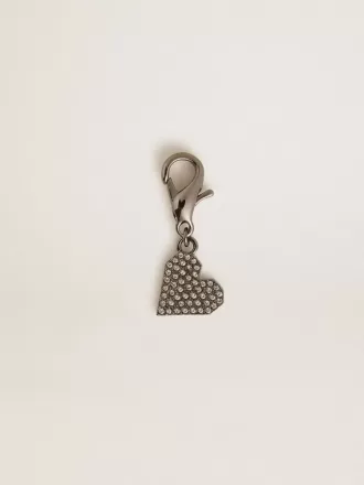 Hjerteformet charm i sølvfarvet messing med krystaller