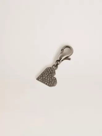 Hjerteformet charm i sølvfarvet messing med krystaller