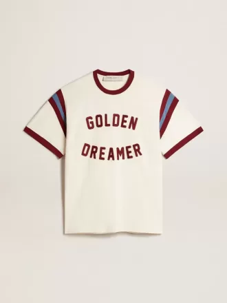 Hvid herre-T-shirt med burgunderfarvet skrift på fronten
