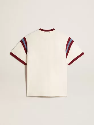 Hvid herre-T-shirt med burgunderfarvet skrift på fronten