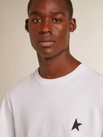 Hvid herre-T-shirt med mørkeblå stjerne på forsiden