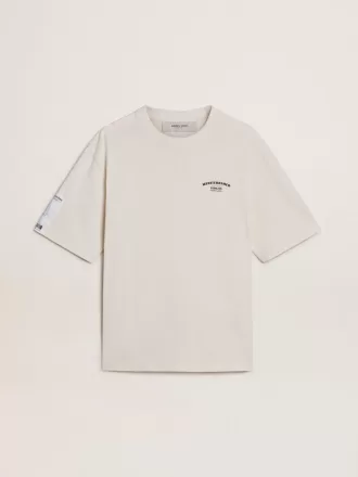 Hvid unisex T-shirt med middelhavsmotiv og Pescheria Golden-patch på ærmet