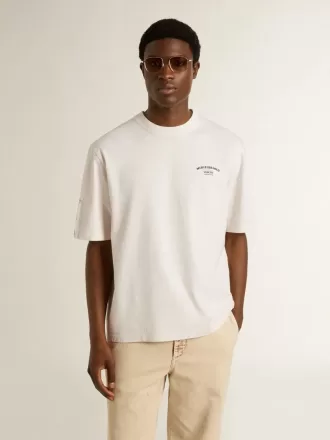 Hvid unisex T-shirt med middelhavsmotiv og Pescheria Golden-patch på ærmet