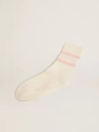 Hvide sokker med distressed finish, babyrosa logo og striber
