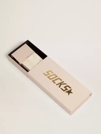 Hvide sokker med distressed finish, babyrosa logo og striber