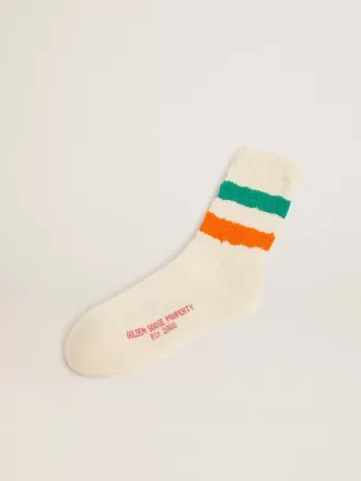 Hvide sokker med distressed finish og grønne og orange striber