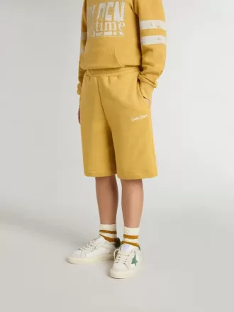 Jogging shorts til børn i okkergul med broderi